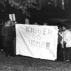 Un grupo de racistas protesta frente al dormitorio universitario de Charlayne Hunter, uno de los primeros estudiantes afroamericanos aceptado en la Universidad de Georgia en 1961. En el cartel se lee: &quot;Negrata, vete a casa&quot;.