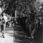 El neonazi John Patler protesta contra la integraci&oacute;n escolar con un cartel en el que pone &quot;Los blancos tambi&eacute;n tienen derechos&quot;. Fue encarcelado en 1967 por el asesinato de un rival entre grupos supremacistas.
