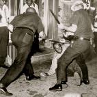 Dos agentes golpean con porras a un manifestante negro en Harlem en 1964.