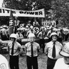 Una congregaci&oacute;n neonazi se re&uacute;ne bajo un cartel de &quot;Poder Blanco&quot; en Washington D.C. en 1973.