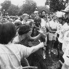 Una multitud se enfrenta a los polic&iacute;as que protegen a los neonazis durante una manifestaci&oacute;n por la supremac&iacute;a blanca en 1976.