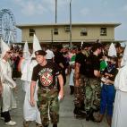 El KU Klux Klan y los neonazis marchan por el paseo mar&iacute;timo de Ocean City (Maryland) en 1998.
