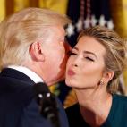 Beso para su hija Ivanka, en un acto en la Casa Blanca.&nbsp;