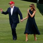 Donald y Melania, saludando tras llegar a Washington desde su retiro de Mar-a-lago.&nbsp;