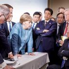 Rodeado de los dem&aacute;s l&iacute;deres del G-7 en Quebec, durante la reuni&oacute;n de 2018. En cabeza, la alemana Angela Merkel.&nbsp;