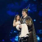 Un ucraniano de 2,4 metros ha llevado a la cantante Zlata Ognevich al escenario.