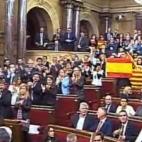 Diputados del Partido Popular levantan banderas de España y Cataluña al finalizar la votación. 