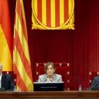 La presidenta del Parlament, Carmen Forcadell, junto a los vicepresidentes Lluis Corominas (i) y José Maria Espejo-Saavedra (d), durante el pleno.