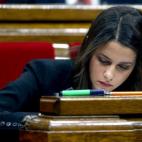 La diputada de Ciutadans Inés Arrimadas prepara su intervención durante el pleno del Parlament.