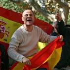 Un grupo de partidarios de la unidad de España protestan ante el Parlament de Cataluña por la aprobación hoy de la resolución conjunta de Junts pel Sí y la CUP que pretende ser el inicio del proceso hacia la independencia de Cataluña, una ...