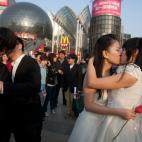 En marzo de 2011, parejas homosexuales se besaron vestidos de boda para reclamar el derecho al matrimonio gay en China. Lo hicieron en Wuhan, en la provincia de Hubei.