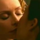 En 1999, en la tele, beso en el sueño erótico de Ally (Calista Flockheart) y Ling (Lucy Liu). Lo puedes ver en este vídeo de Youtube. El beso quedaba en nada más.