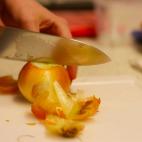 Método: cortar la cebolla utilizando un cuchillo de chef sin afilar y una tabla de cortar normal. 

Resultado: ligero dolor y lagrimeo después de estar un minuto cortando, pero, como es la primera cebolla, nada demasiado grave. 
