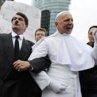 Dos manifestantes disfrazados de Hitler y del entonces Papa Benedicto XVI en una protesta contra éste último en Berlín, 22 de septiembre de 2011.  (AP Photo/dapd, David Hecker