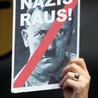 Póster izado durante una contramanifestación contra una marcha de neonazis en Duesseldorf, Alemania, en 2006. (JUERGEN SCHWARZ/AFP/Getty Images)