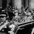 A picture taken in September 1937, in Munich, shows German Chancellor Adolf Hitler (R) riding in a car with Italian dictator Benito Mussolini while the crowd gives the fascist salute. AFP PHOTO / FRANCE PRESSE VOIR (Photo credit should read -/AF...