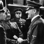 Nazi leader German Chancellor Adolf Hitler (R) shakes hands with Spanish Generalissimo Francisco Franco at Hendaye train station on the French-Spanish border 23 October 1940. (Photo credit should read -/AFP/Getty Images)
