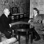 German nazi Chancellor Adolf Hitler (R) informs Czech President Emil Hácha of the imminent German invasion of Czechoslovakia on March 15, 1939 in Berlin. Threatening a Luftwaffe attack on Prague, Hitler persuaded Hácha to order the capitulatio...