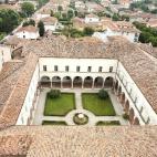 Famoso Renaissance Monastery Of San Benedetto Po por su importancia histórica y artística en el XV y XVI, fue gravemente dañada en el terremoto de 2012 y se teme que, sin las adecuadas reparaciones, deba cerrar.