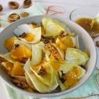 ▶️ Ingredientes: naranja, endivias y nueces peladas. Para la vinagreta: mostaza, miel, aceite de oliva y sal. ▶️ Encuentra aqu&iacute; la receta completa.