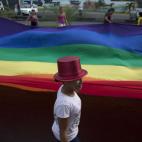 Varias personas sujetan una bandera arcoíris en las calles de Managua (Nicaragua).