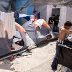 Migrantes y refugiados viviendo en tiendas de campa&ntilde;a, sin acceso estable a higiene ni agua potable.