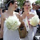 Dos mujeres celebran el dia del orgullo gay en París.