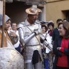 La vicepresidenta del Gobierno, Soraya Sáenz de Santamaría, conversa con dos actores caracterizados como Don Quijote y Sancho, durante un acto electoral en Alcalá de Henares