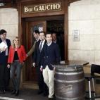 El presidente del Gobierno y del Partido Popular, Mariano Rajoy, sale de un bar del Casco Viejo en Pamplona