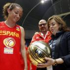 La vicepresidenta del Gobierno, Soraya Sáenz de Santamaría recibe un balon firmado por todas las jugadoras de la selección nacional de baloncesto femenino,