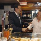 Rajoy, tras la barra de un bar de Pamplona