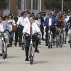El presidente del Gobierno recorrió 200 metros en bici eléctrica junto a Cristina Cifuentes y Esperanza Aguirre, candidatas a la presidencia y el ayuntamiento de Madrid.