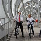 Cifuentes fue la primera en llegar en su paseo en bici con Rajoy y Aguirre