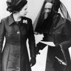 Con Wallis Simpson en Windsor, tras el funeral de su t&iacute;o, el duque de Windsor.