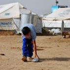 Un niño juega en un campo de refugiados en Irak