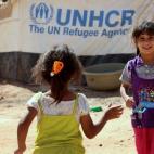 Dos niñas juegan en un campo de refugiados en Irak