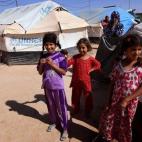 Unas niñas, en el campo de refugiados