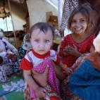 Un grupo de mujeres y niñas, en un campo de refugiados en Irak
