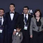 Cristiano Ronaldo posa con su hijo Cristiano y con sus familiares