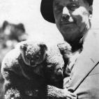 El escritor H. G. Wells, con un koala en los años 30.
