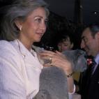 La Reina Sofía, con un koala, durante la Expo de Sevilla del 92.