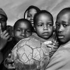 Retrato de niños del municipio de Gugulethu el día siguiente a las semifinales de la Copa del Mundo de Fútbol de Sudáfrica entre Holanda y Uruguay. Ciudad del Cabo, Sudáfrica. (7 de julio de 2010).