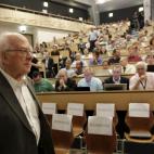 El físico británico Peter Higgs llega al seminario del Centro Europeo de Física de Partículas (CERN) en Meyrin, Suiza. | Efe