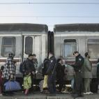 La opción más económica para cruzar Serbia es el tren que cuesta 15 euros por persona. De todas formas, solo salen dos al día. Cuando el tren arranca, los pasajeros aplauden. Ya están más cerca de su destino.