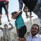 Refugiados sirios tratan de entrar en Turquía.