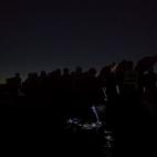Refugiados tratan de llegar en plena noche a la isla griega de Lesbos.