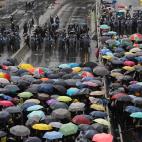 Paraguas contra mangueras, a las afueras del Parlamento.