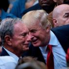 Charlando con Trump durante un oficio religioso en recuerdo a las víctimas del 11-S, en 2016