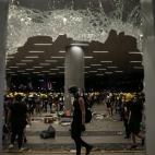 Imagen que muestra un cristal roto del Parlamento de Hong Kong.