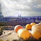 Exposition de ballons à air chaud sur l'esplanade des Invalides Paris 7e en 1909 avec la Tour Eiffel et l'ancien palais du Trocadéro en fond.
